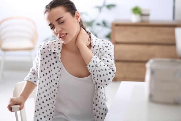 Foto mujer que sufre de dolor de cuello en la oficina problema de mala postura