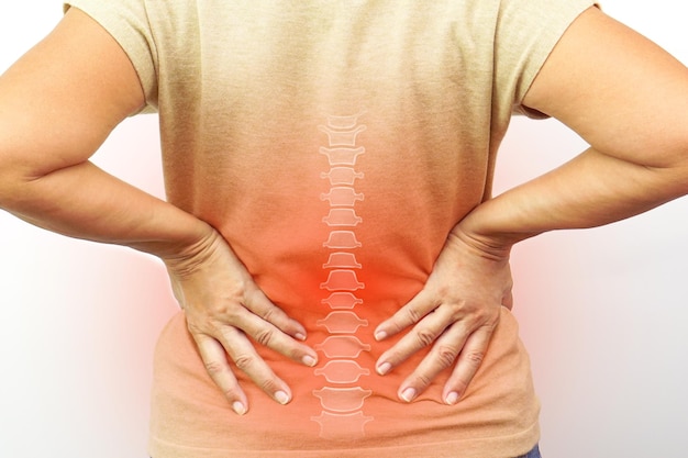 Mujer que sufre de dolor de espalda en la cintura o dolor de cadera Síndrome de dolor de espalda en la oficina y concepto de salud