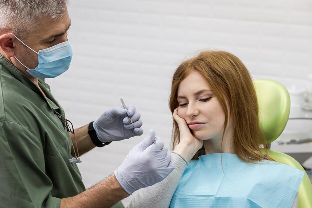 Mujer que sufre de dolor de muelas Problema dental