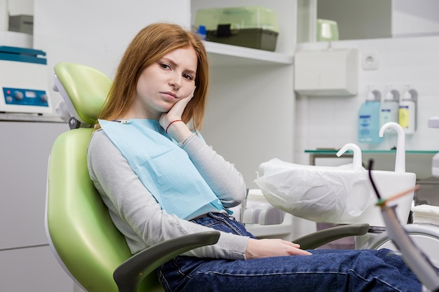 Mujer que sufre de dolor de muelas Problema dental