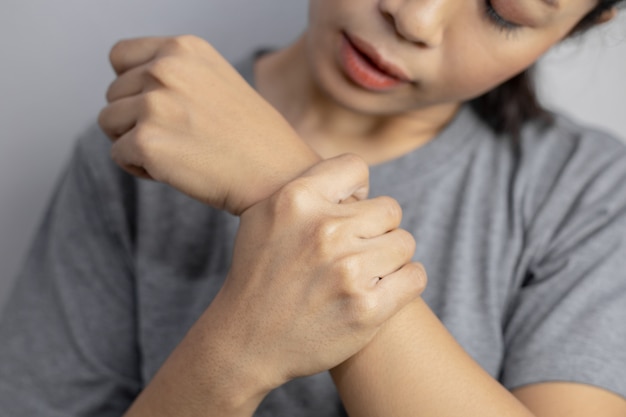 Mujer que sufre de dolor en la muñeca.