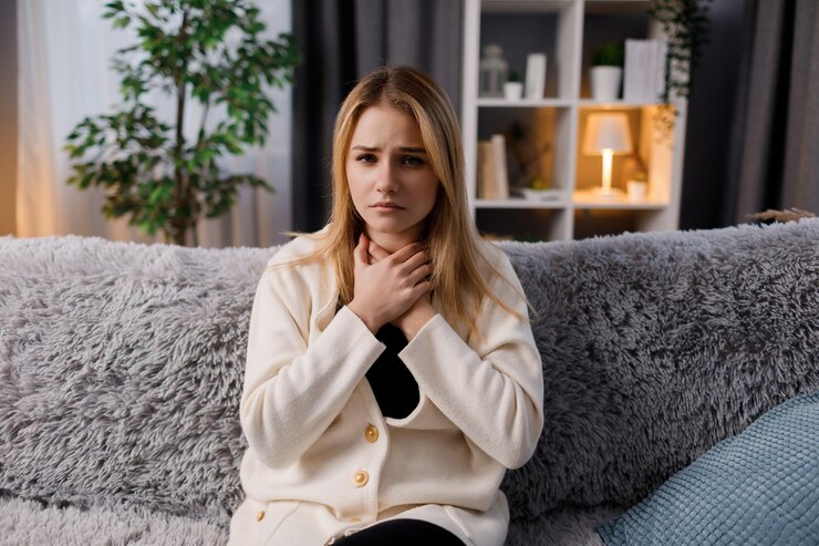 Mujer que sufre de gripe en casa