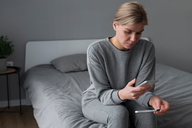 Foto mujer que sufre de infertilidad