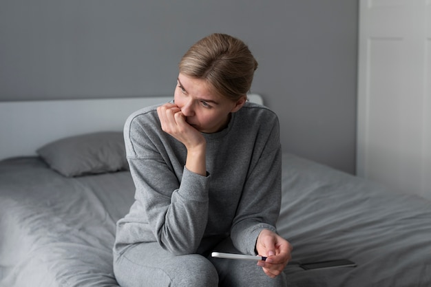 Foto mujer que sufre de infertilidad