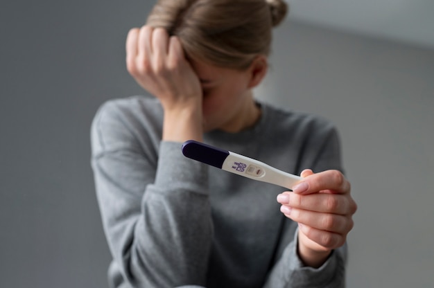 Foto mujer que sufre de infertilidad