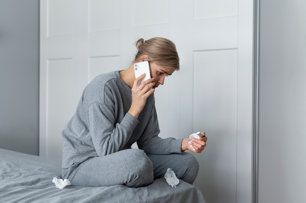 Foto mujer que sufre de infertilidad