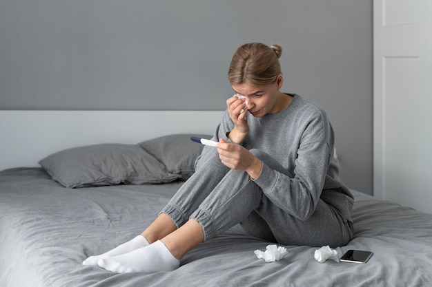 Foto mujer que sufre de infertilidad