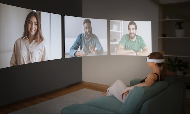 Mujer que tiene conferencia vr con amigos multiétnicos en pantalla interior