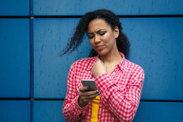 Mujer que tiene una conversación seria en su teléfono celular.