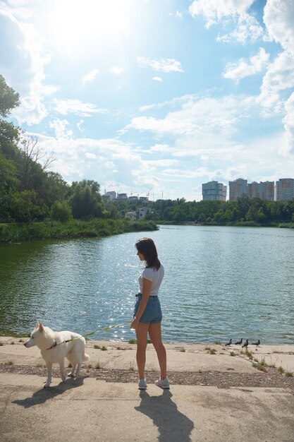 Una mujer que tiene un descanso de la vida urbana