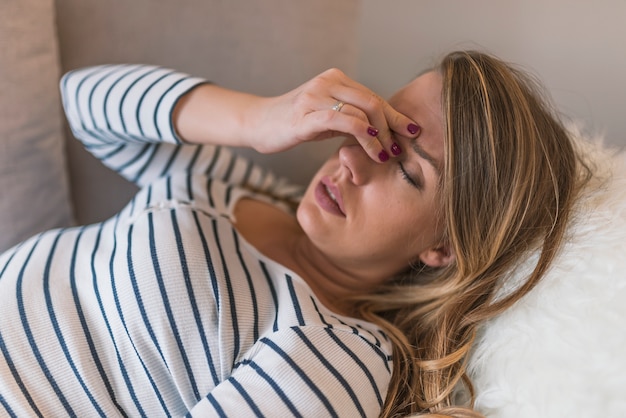 Mujer que tiene dolor de cabeza migraña. Estrés y depresión