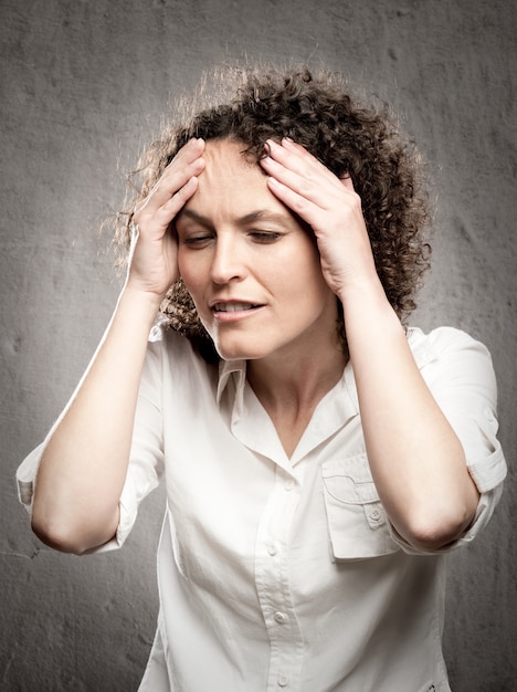 mujer que tiene dolor de cabeza