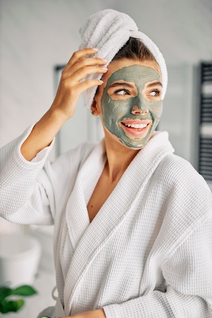 Foto mujer que tiene una mascarilla natural en el rostro