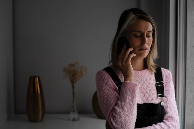 Foto mujer que tiene una pelea con su marido por teléfono