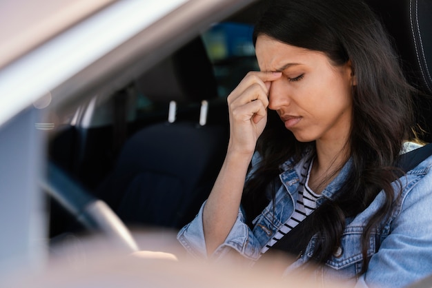 Foto mujer que tiene un problema con su coche