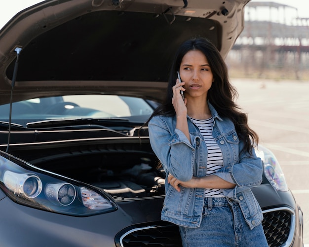 Foto mujer que tiene un problema con su coche