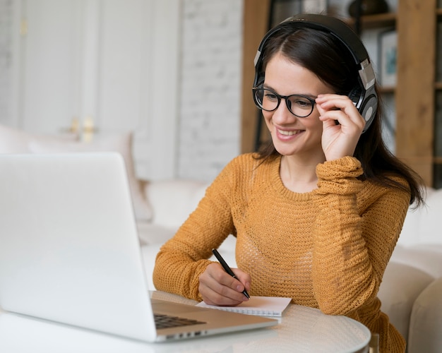 Mujer que tiene una reunión de negocios en línea