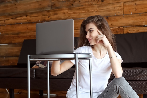 Mujer que tiene video chat usando laptop