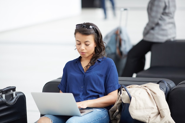 Mujer que trabaja en el aeropuerto