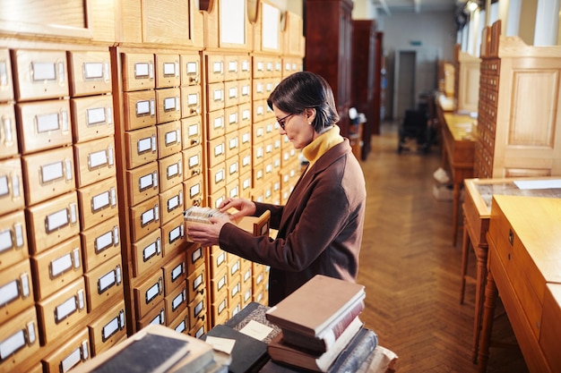 Mujer que trabaja en la biblioteca