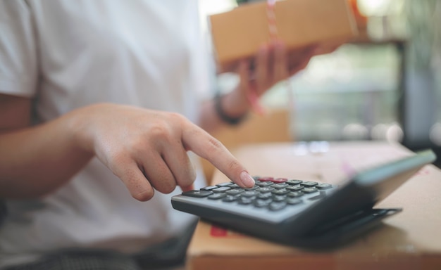 Mujer que trabaja en la calculadora.