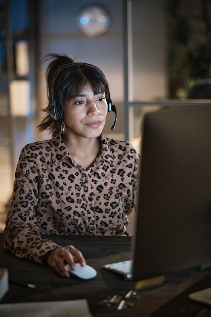 Mujer que trabaja en call center