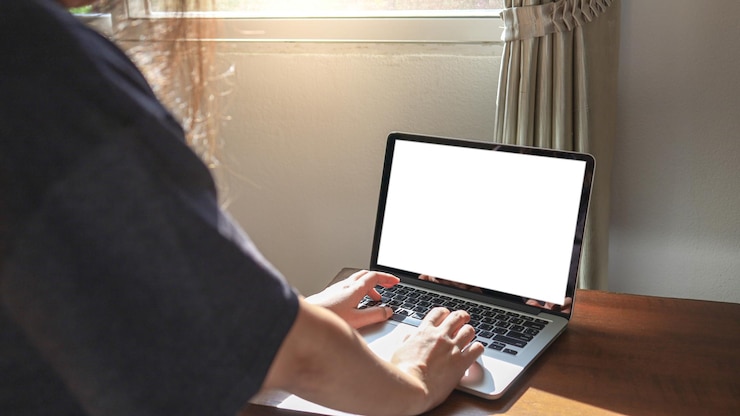 Foto mujer que trabaja desde casa e aprendiendo aislamiento en el hogar mujer en cuarentena automática que trabaja en una computadora portátil mientras está sentada en la sala de estar