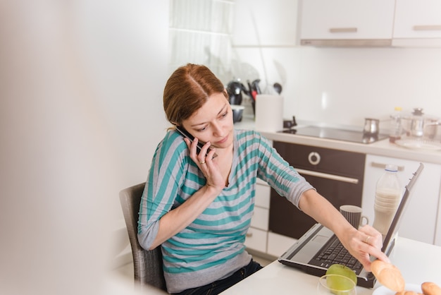 Mujer que trabaja en casa