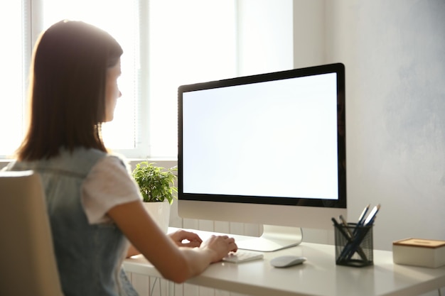 Mujer que trabaja en la computadora en casa