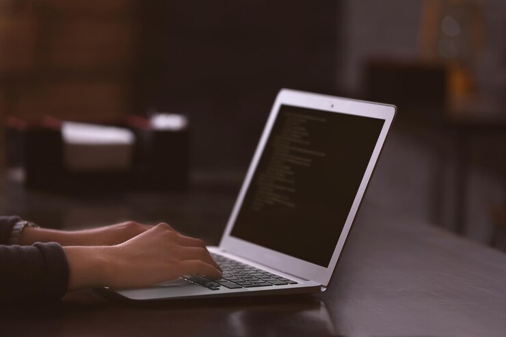 Foto mujer que trabaja con la computadora portátil en la cafetería