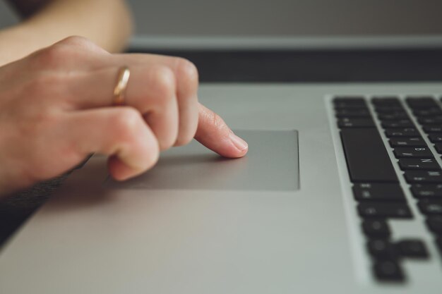 Mujer que trabaja con una computadora portátil colocada en el escritorio negro