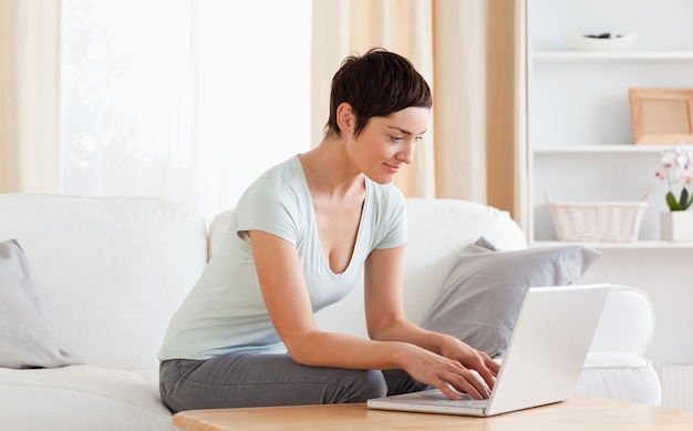 Mujer que trabaja con una computadora portátil