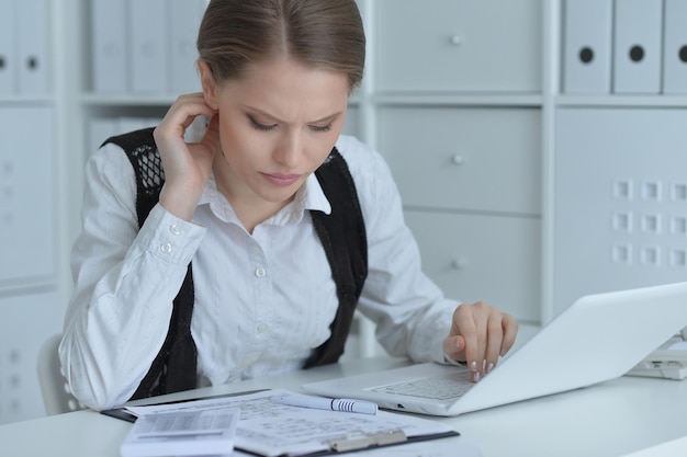 Mujer que trabaja con la computadora portátil