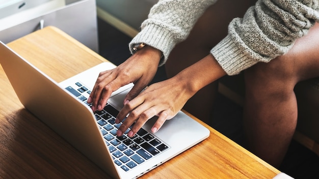 Foto mujer que trabaja en una computadora portátil