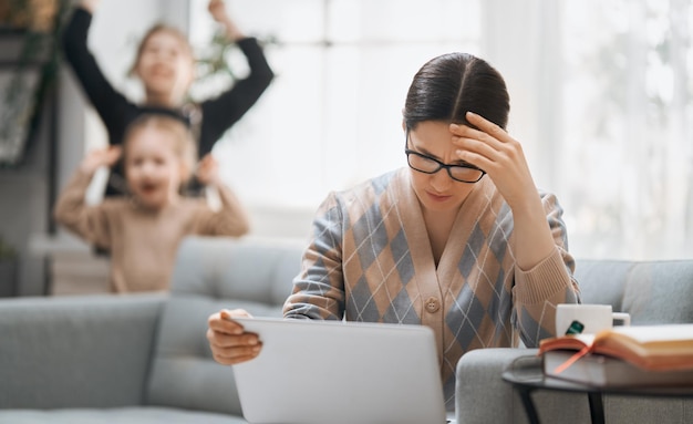 Mujer que trabaja en una computadora portátil.