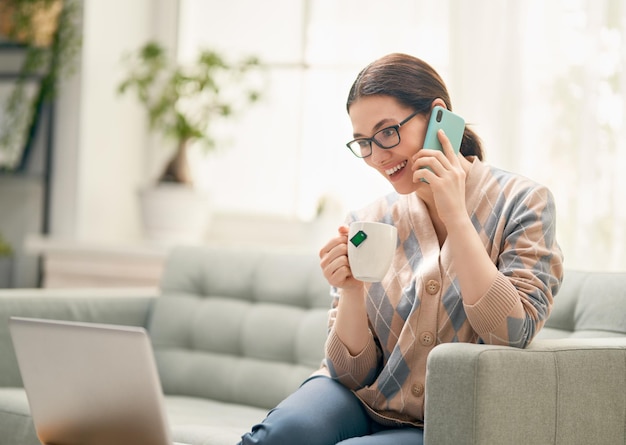 Mujer que trabaja en una computadora portátil.