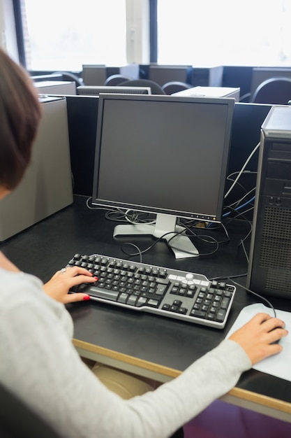 Mujer que trabaja en la computadora