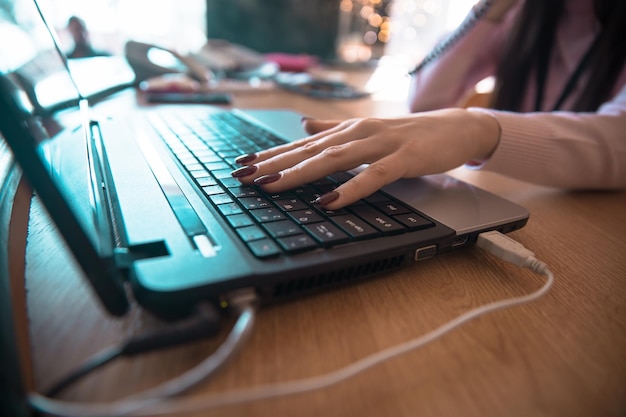 Mujer que trabaja en computadora