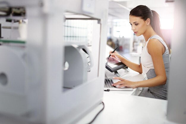Mujer que trabaja y diseñador con impresora 3D en la oficina para la planificación creativa en tecnología para renderización o investigación Impresión de prototipo y persona con dibujo técnico en monitor o proyecto de ingeniería