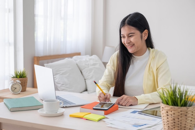 Mujer que trabaja en el escritorio en casa