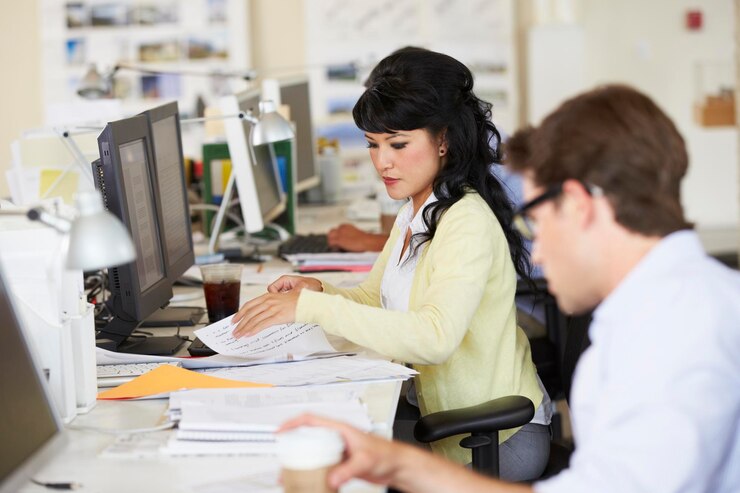 Foto mujer que trabaja en el escritorio en la oficina creativa ocupada