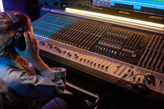 Foto mujer que trabaja en el estudio de grabación