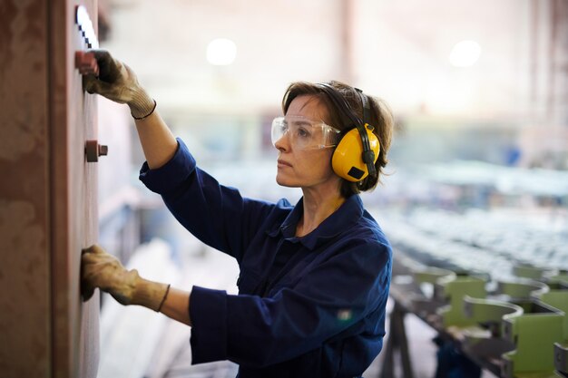 Foto mujer que trabaja en la fábrica