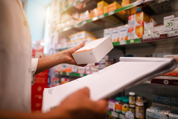 Mujer que trabaja en la farmacia busca la medicina