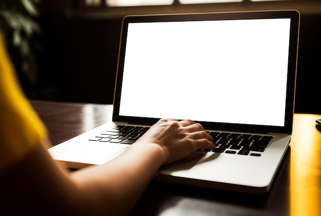 Mujer que trabaja de forma remota frente a una computadora portátil en la oficina de su casa Primer plano de las manos y el teclado