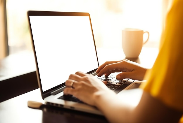 Mujer que trabaja de forma remota frente a una computadora portátil en la oficina de su casa Primer plano de las manos y el teclado