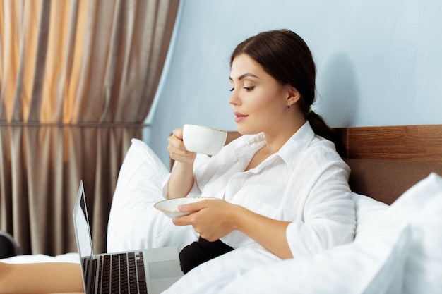 Mujer que trabaja en la habitación del hotel