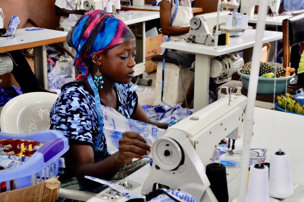 Mujer que trabaja en la industria textil
