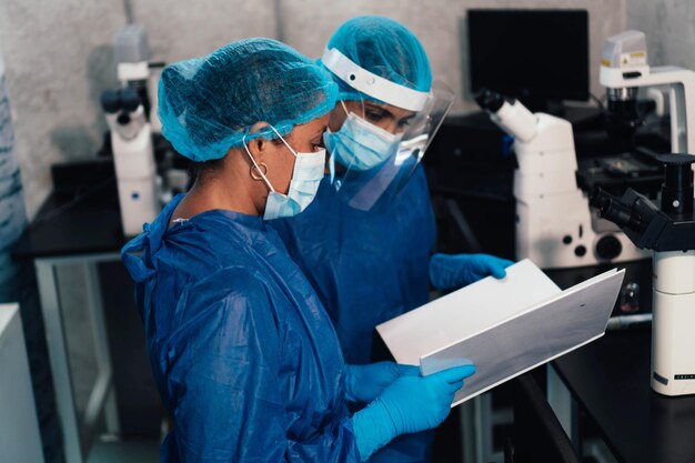 Foto mujer que trabaja en un laboratorio profesional