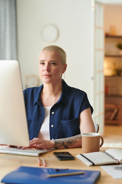 Mujer que trabaja en línea en la computadora